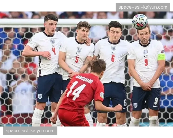 关键时刻：门将波普扑出点球后，指挥队友快速布置人墙