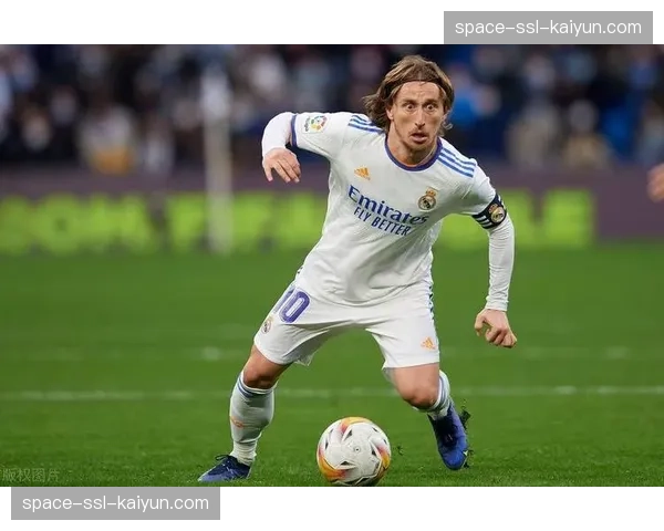 官方:皇马与莫德里奇续约一年,球员将进入效力俱乐部的第15个赛季 官方:皇马与莫德里奇续约一年,球员将进入效力俱乐部的第15个赛季